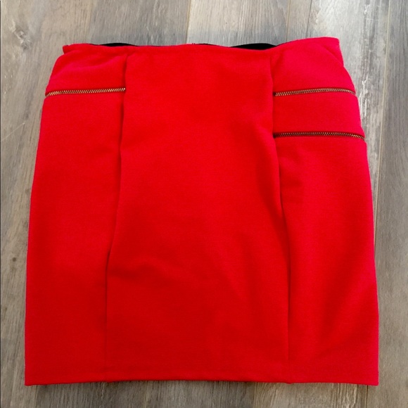 Red mini skirt - Picture 2 of 2